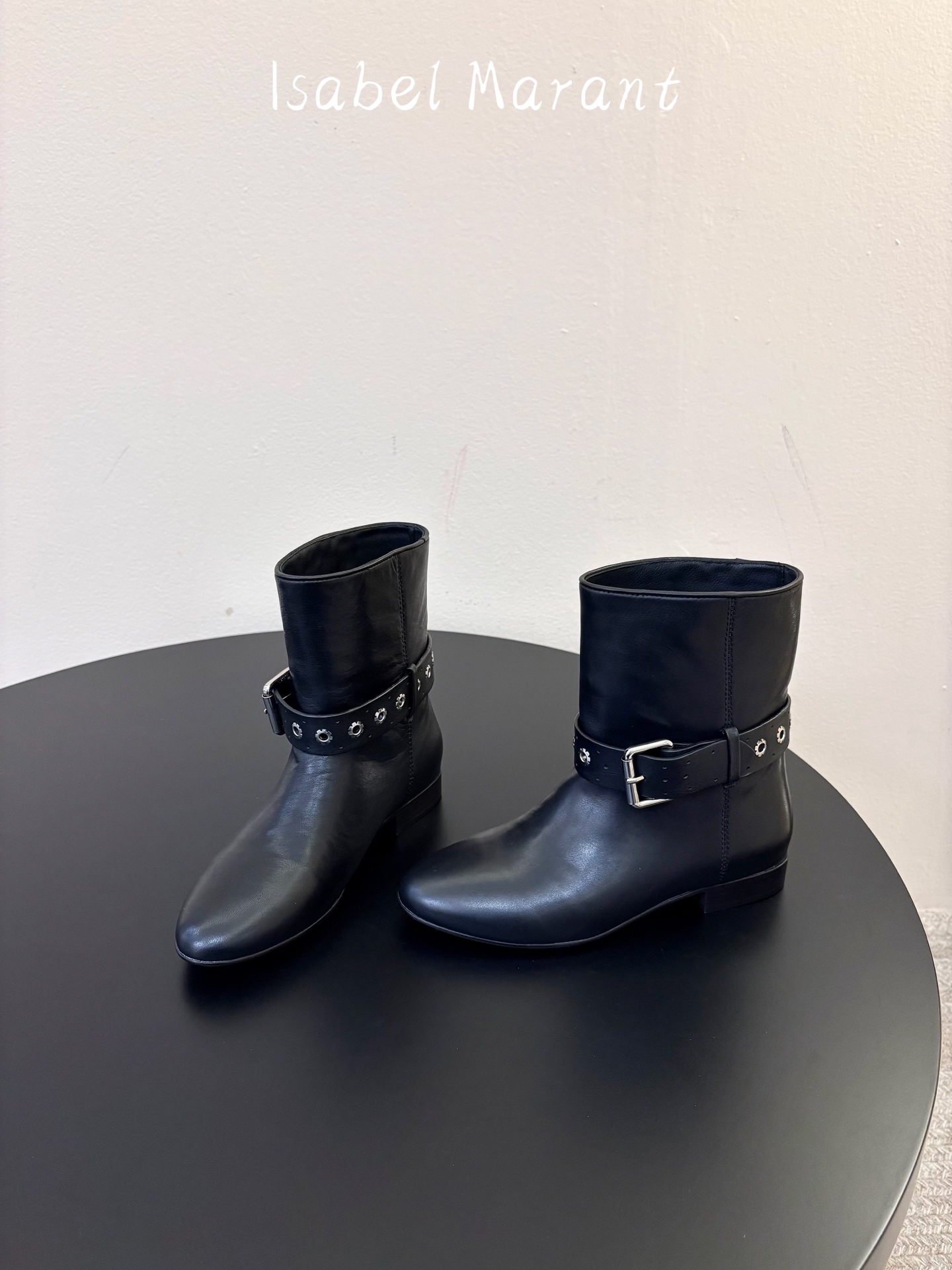 ISABEL MARANT 新款经典复古短靴 西部风裸靴主宰走秀场,牛仔靴无疑是历久弥新的其一鞋款,而秋冬系列靴履则是超 ISABEL MARANT 新款经典复古短靴 西部风裸靴主宰走秀场,牛仔靴无疑是历久弥新的其一鞋款,而秋冬系列靴履则是超