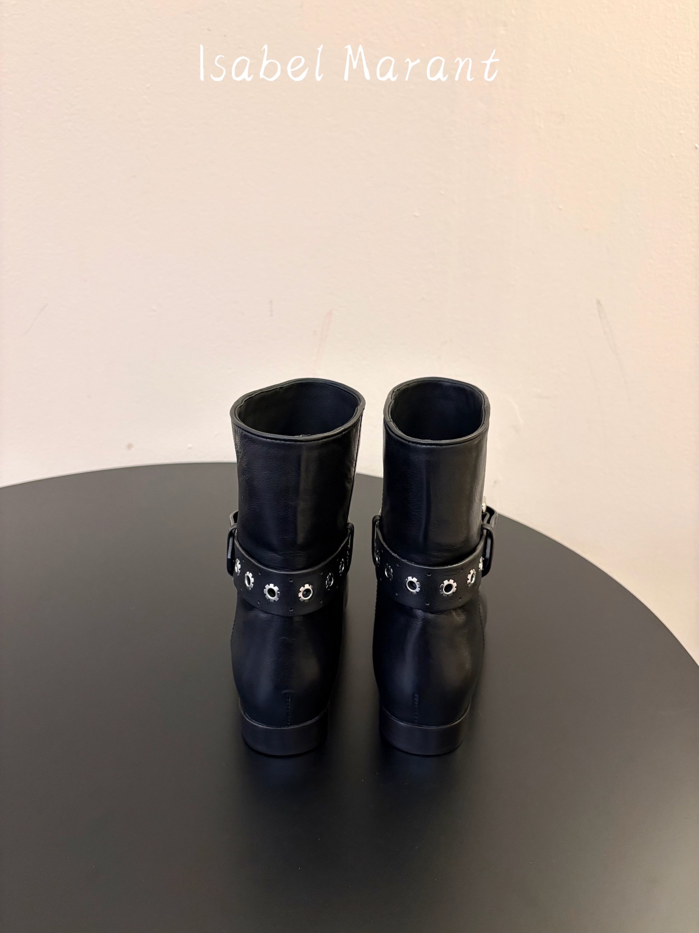 ISABEL MARANT 新款经典复古短靴 西部风裸靴主宰走秀场,牛仔靴无疑是历久弥新的其一鞋款,而秋冬系列靴履则是超 ISABEL MARANT 新款经典复古短靴 西部风裸靴主宰走秀场,牛仔靴无疑是历久弥新的其一鞋款,而秋冬系列靴履则是超