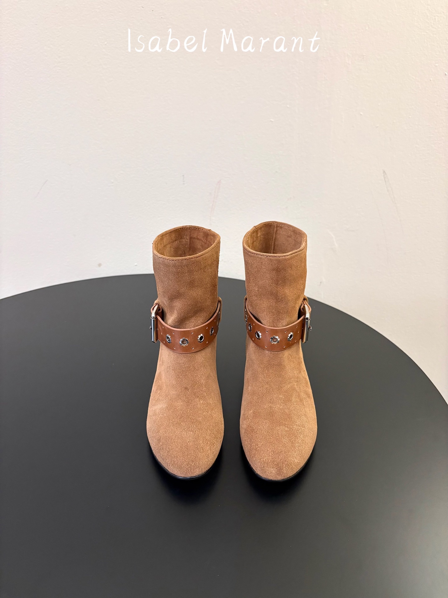 ISABEL MARANT 新款经典复古短靴 西部风裸靴主宰走秀场，牛仔靴无疑是历久弥新的其一鞋款，而秋冬系列靴履则是超