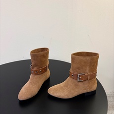 ISABEL MARANT 新款经典复古短靴 西部风裸靴主宰走秀场,牛仔靴无疑是历久弥新的其一鞋款,而秋冬系列靴履则是超 ISABEL MARANT 新款经典复古短靴 西部风裸靴主宰走秀场,牛仔靴无疑是历久弥新的其一鞋款,而秋冬系列靴履则是超