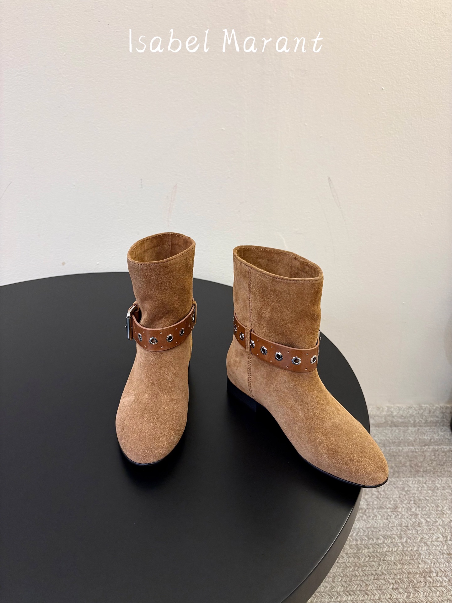 ISABEL MARANT 新款经典复古短靴 西部风裸靴主宰走秀场,牛仔靴无疑是历久弥新的其一鞋款,而秋冬系列靴履则是超 ISABEL MARANT 新款经典复古短靴 西部风裸靴主宰走秀场,牛仔靴无疑是历久弥新的其一鞋款,而秋冬系列靴履则是超