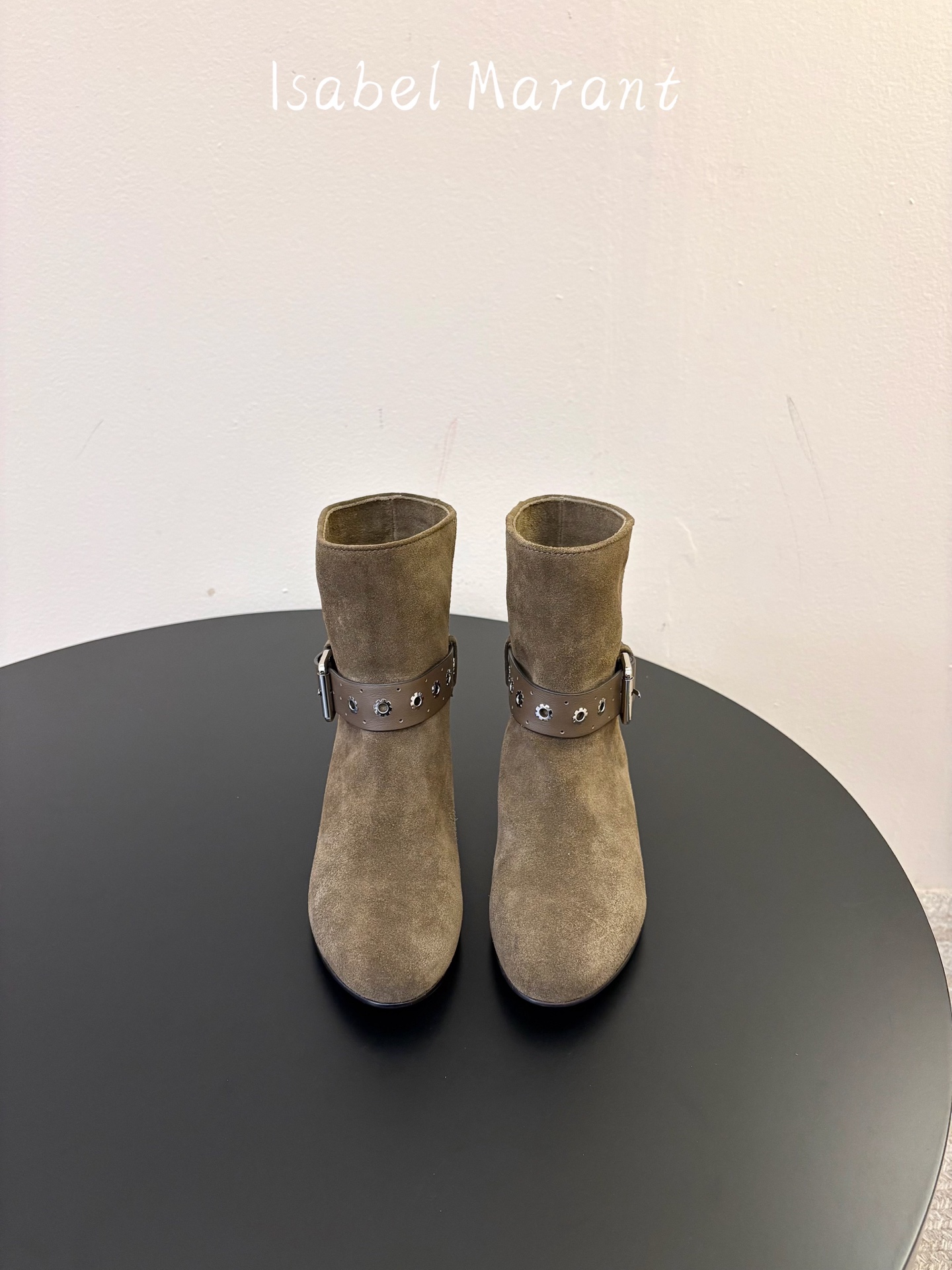 ISABEL MARANT 新款经典复古短靴 西部风裸靴主宰走秀场，牛仔靴无疑是历久弥新的其一鞋款，而秋冬系列靴履则是超