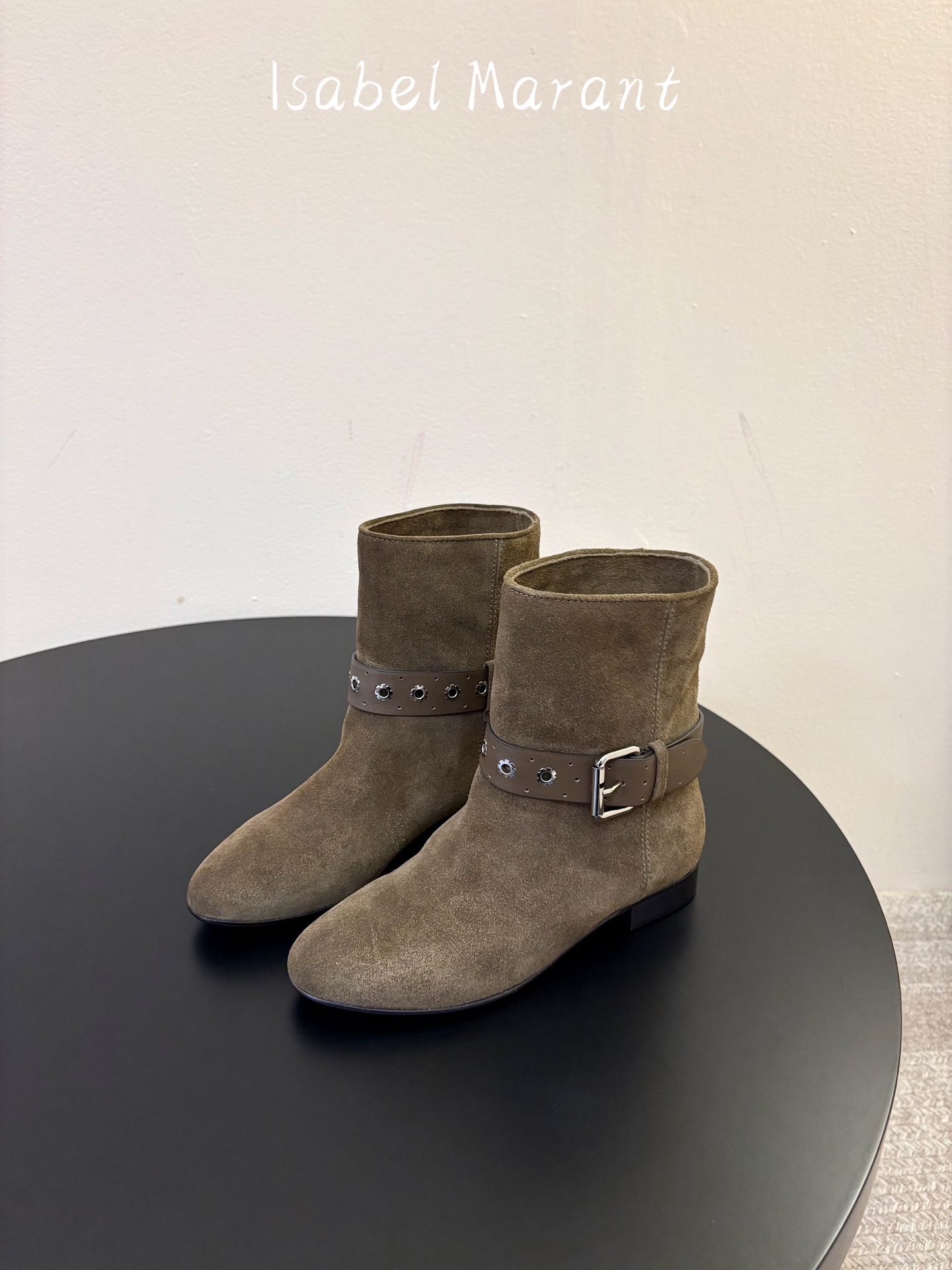 ISABEL MARANT 新款经典复古短靴 西部风裸靴主宰走秀场,牛仔靴无疑是历久弥新的其一鞋款,而秋冬系列靴履则是超 ISABEL MARANT 新款经典复古短靴 西部风裸靴主宰走秀场,牛仔靴无疑是历久弥新的其一鞋款,而秋冬系列靴履则是超