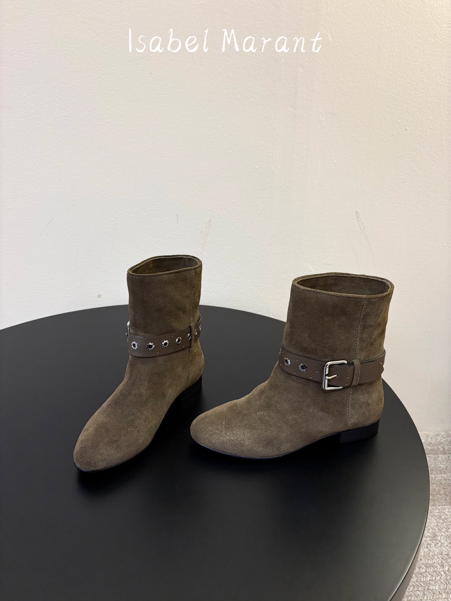 ISABEL MARANT 新款经典复古短靴 西部风裸靴主宰走秀场,牛仔靴无疑是历久弥新的其一鞋款,而秋冬系列靴履则是超 ISABEL MARANT 新款经典复古短靴 西部风裸靴主宰走秀场,牛仔靴无疑是历久弥新的其一鞋款,而秋冬系列靴履则是超