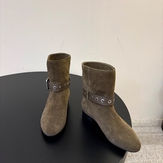 ISABEL MARANT 新款经典复古短靴 西部风裸靴主宰走秀场,牛仔靴无疑是历久弥新的其一鞋款,而秋冬系列靴履则是超 ISABEL MARANT 新款经典复古短靴 西部风裸靴主宰走秀场,牛仔靴无疑是历久弥新的其一鞋款,而秋冬系列靴履则是超
