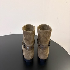 ISABEL MARANT 新款经典复古短靴 西部风裸靴主宰走秀场,牛仔靴无疑是历久弥新的其一鞋款,而秋冬系列靴履则是超 ISABEL MARANT 新款经典复古短靴 西部风裸靴主宰走秀场,牛仔靴无疑是历久弥新的其一鞋款,而秋冬系列靴履则是超