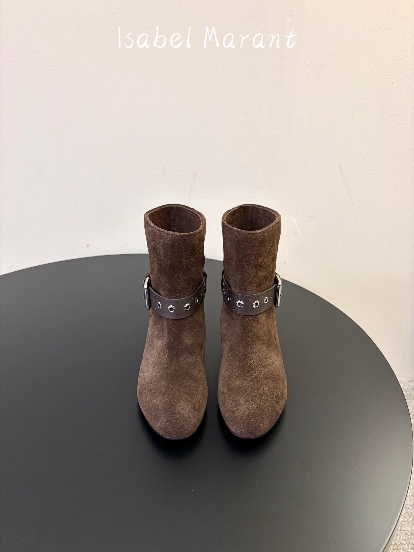 ISABEL MARANT 新款经典复古短靴 西部风裸靴主宰走秀场，牛仔靴无疑是历久弥新的其一鞋款，而秋冬系列靴履则是超