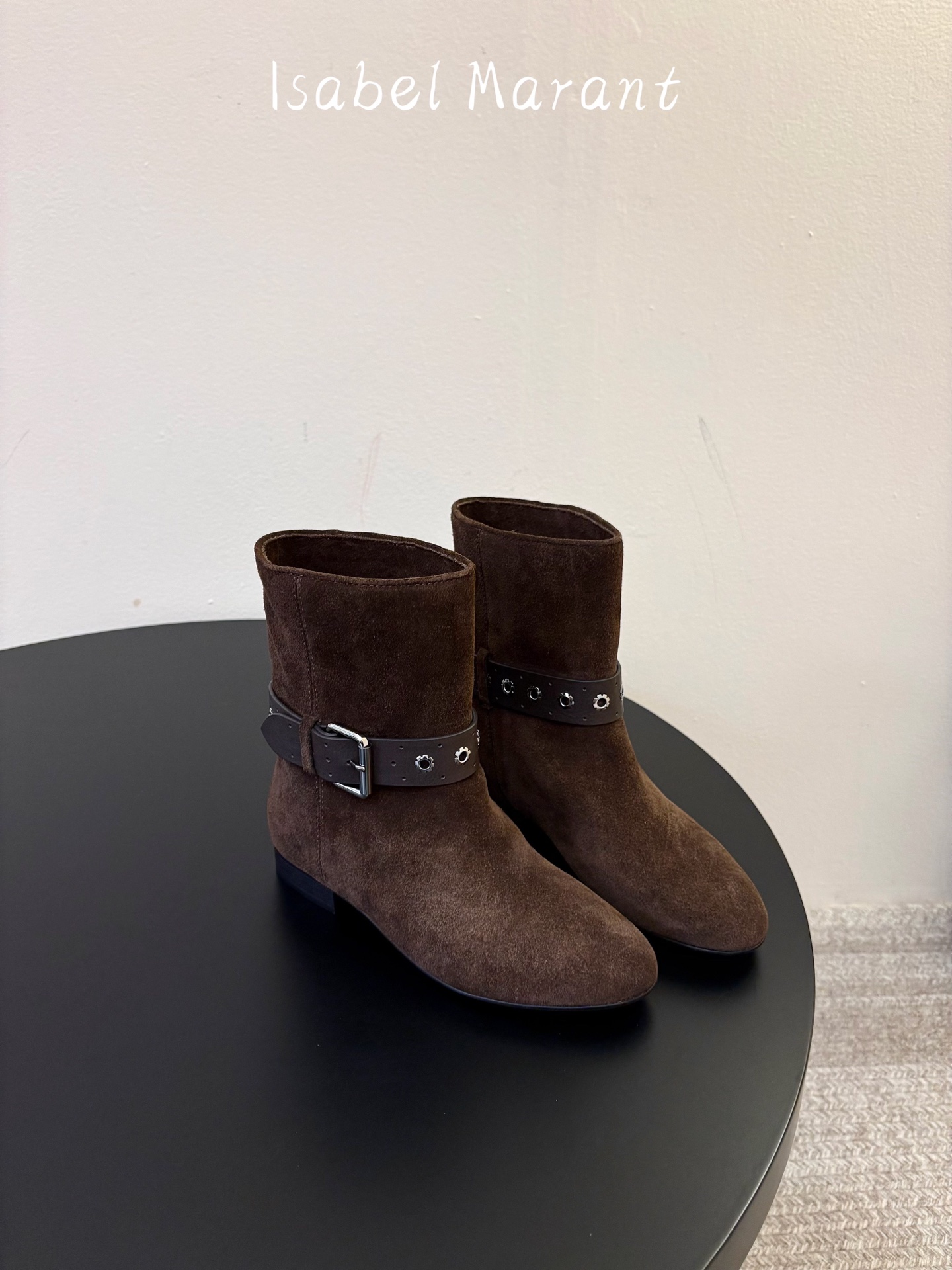 ISABEL MARANT 新款经典复古短靴 西部风裸靴主宰走秀场,牛仔靴无疑是历久弥新的其一鞋款,而秋冬系列靴履则是超 ISABEL MARANT 新款经典复古短靴 西部风裸靴主宰走秀场,牛仔靴无疑是历久弥新的其一鞋款,而秋冬系列靴履则是超