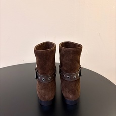 ISABEL MARANT 新款经典复古短靴 西部风裸靴主宰走秀场,牛仔靴无疑是历久弥新的其一鞋款,而秋冬系列靴履则是超 ISABEL MARANT 新款经典复古短靴 西部风裸靴主宰走秀场,牛仔靴无疑是历久弥新的其一鞋款,而秋冬系列靴履则是超