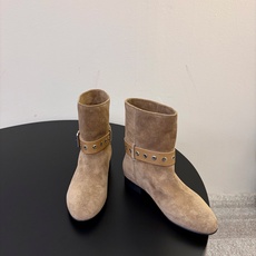 ISABEL MARANT 新款经典复古短靴 西部风裸靴主宰走秀场,牛仔靴无疑是历久弥新的其一鞋款,而秋冬系列靴履则是超 ISABEL MARANT 新款经典复古短靴 西部风裸靴主宰走秀场,牛仔靴无疑是历久弥新的其一鞋款,而秋冬系列靴履则是超