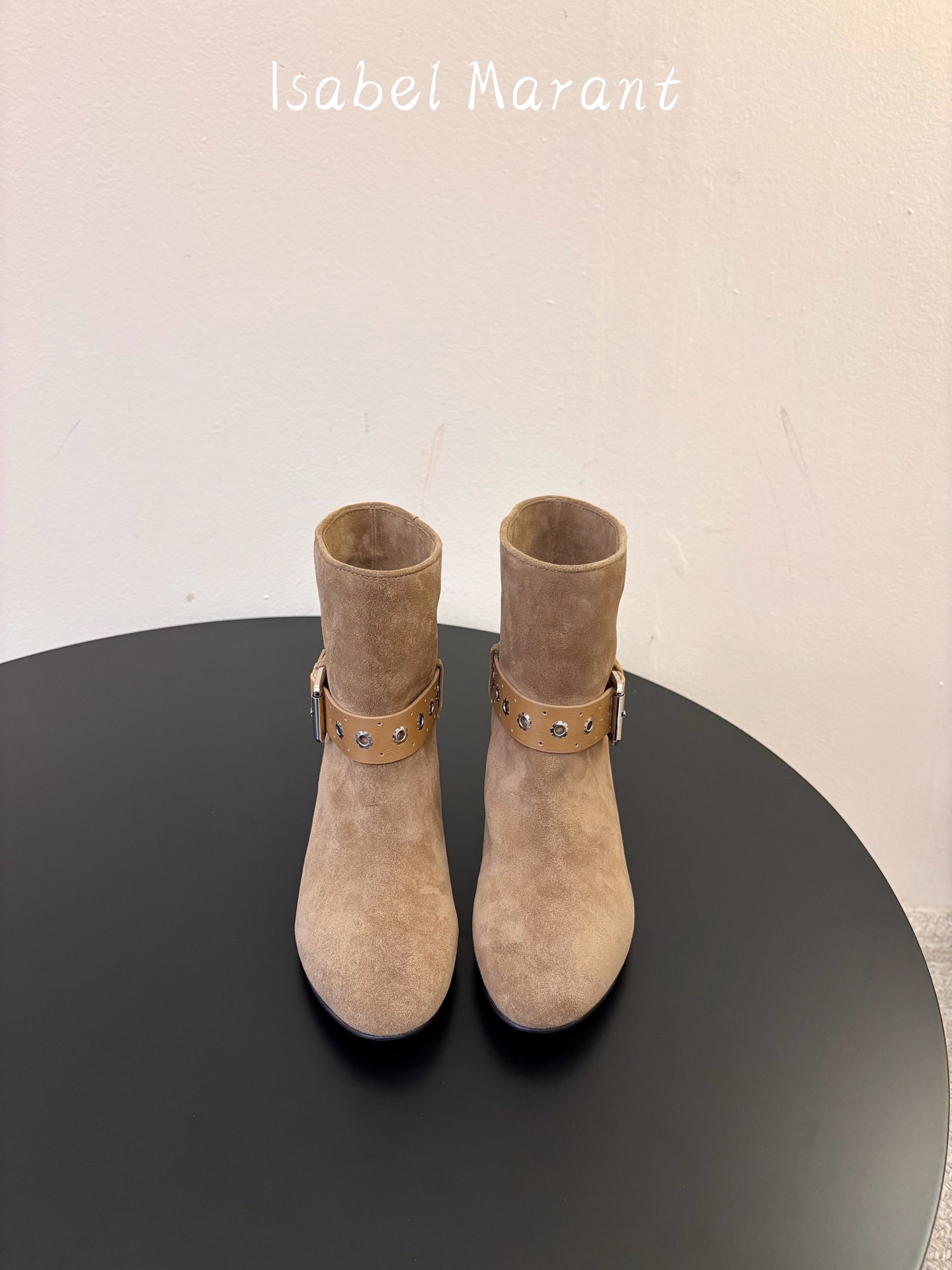 ISABEL MARANT 新款经典复古短靴 西部风裸靴主宰走秀场，牛仔靴无疑是历久弥新的其一鞋款，而秋冬系列靴履则是超