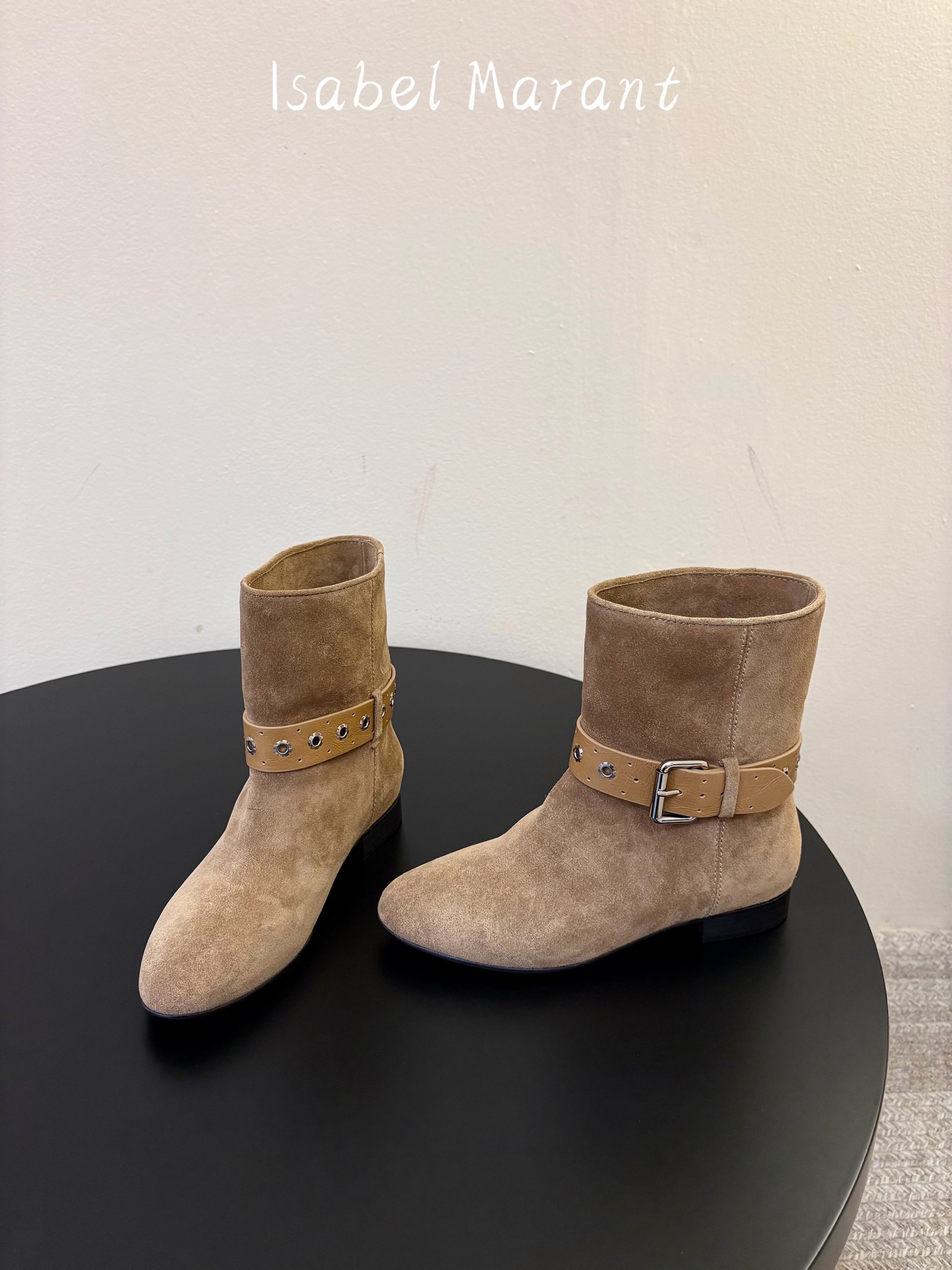 ISABEL MARANT 新款经典复古短靴 西部风裸靴主宰走秀场,牛仔靴无疑是历久弥新的其一鞋款,而秋冬系列靴履则是超 ISABEL MARANT 新款经典复古短靴 西部风裸靴主宰走秀场,牛仔靴无疑是历久弥新的其一鞋款,而秋冬系列靴履则是超