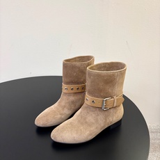 ISABEL MARANT 新款经典复古短靴 西部风裸靴主宰走秀场,牛仔靴无疑是历久弥新的其一鞋款,而秋冬系列靴履则是超 ISABEL MARANT 新款经典复古短靴 西部风裸靴主宰走秀场,牛仔靴无疑是历久弥新的其一鞋款,而秋冬系列靴履则是超