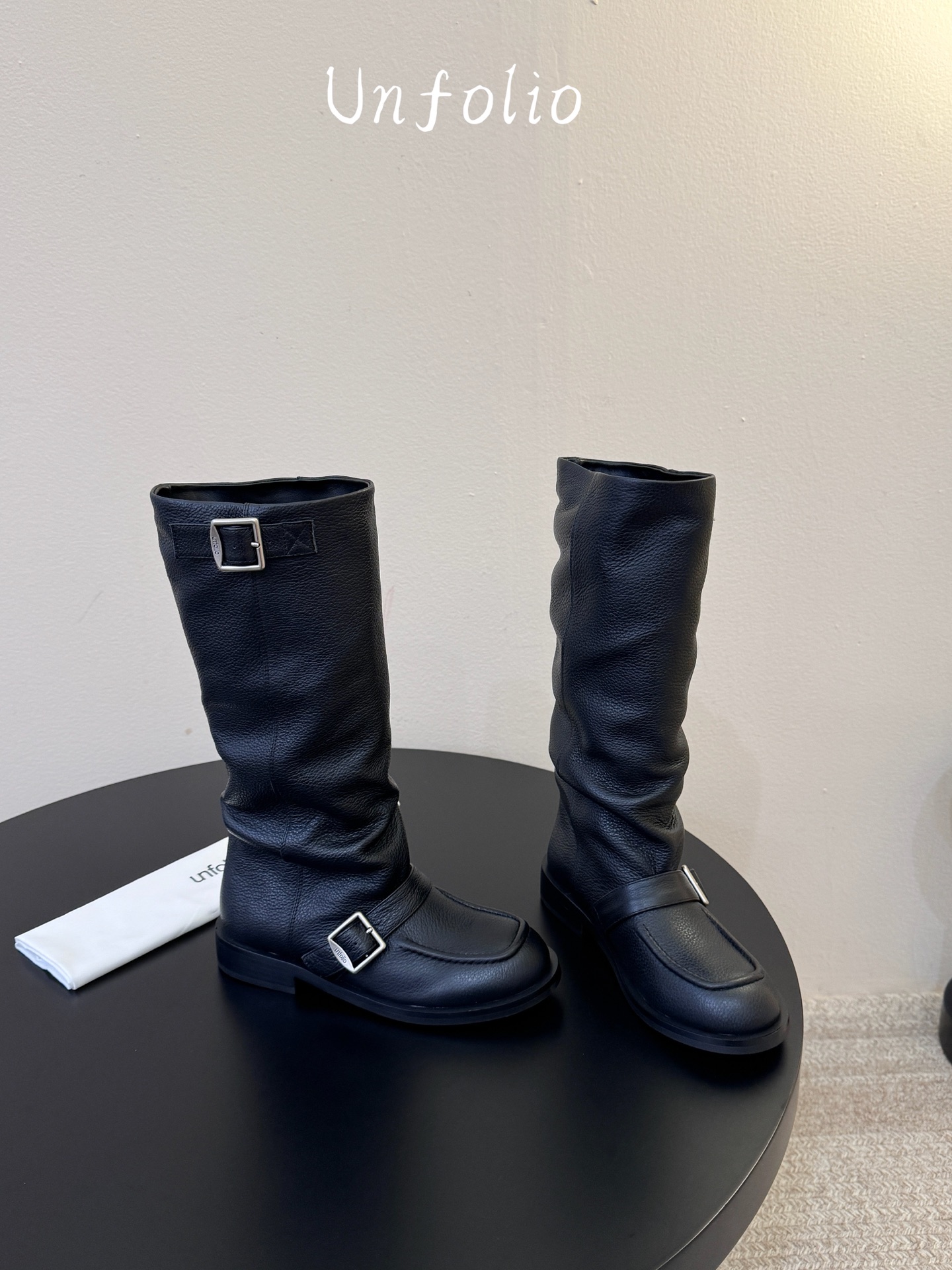 Unfoli* 𝟐𝟔𝐀𝐖秋冬新品 搭扣堆褶长靴|松弛复古奔赴旷野氛围感 西部随性气质揉进靴筒轮廓 每一步都带着随性不羁 Unfoli* 𝟐𝟔𝐀𝐖秋冬新品 搭扣堆褶长靴|松弛复古奔赴旷野氛围感 西部随性气质揉进靴筒轮廓 每一步都带着随性不羁