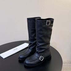 Unfoli* 𝟐𝟔𝐀𝐖秋冬新品 搭扣堆褶长靴|松弛复古奔赴旷野氛围感 西部随性气质揉进靴筒轮廓 每一步都带着随性不羁 Unfoli* 𝟐𝟔𝐀𝐖秋冬新品 搭扣堆褶长靴|松弛复古奔赴旷野氛围感 西部随性气质揉进靴筒轮廓 每一步都带着随性不羁