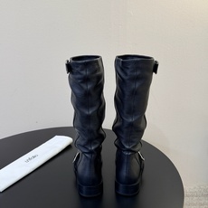 Unfoli* 𝟐𝟔𝐀𝐖秋冬新品 搭扣堆褶长靴|松弛复古奔赴旷野氛围感 西部随性气质揉进靴筒轮廓 每一步都带着随性不羁 Unfoli* 𝟐𝟔𝐀𝐖秋冬新品 搭扣堆褶长靴|松弛复古奔赴旷野氛围感 西部随性气质揉进靴筒轮廓 每一步都带着随性不羁
