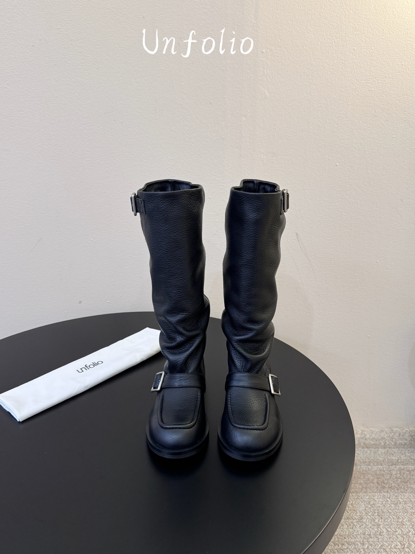 Unfoli* 𝟐𝟔𝐀𝐖秋冬新品 搭扣堆褶长靴|松弛复古奔赴旷野氛围感 西部随性气质揉进靴筒轮廓 每一步都带着随性不羁 Unfoli* 𝟐𝟔𝐀𝐖秋冬新品 搭扣堆褶长靴|松弛复古奔赴旷野氛围感 西部随性气质揉进靴筒轮廓 每一步都带着随性不羁