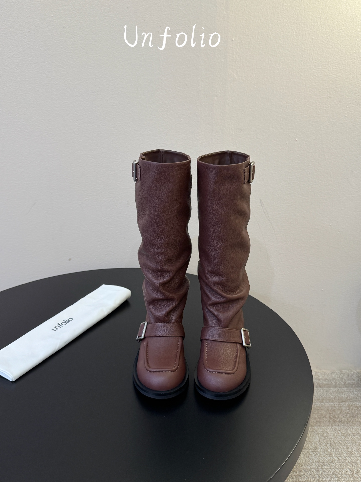 Unfoli* 𝟐𝟔𝐀𝐖秋冬新品 搭扣堆褶长靴|松弛复古奔赴旷野氛围感 西部随性气质揉进靴筒轮廓 每一步都带着随性不羁 Unfoli* 𝟐𝟔𝐀𝐖秋冬新品 搭扣堆褶长靴|松弛复古奔赴旷野氛围感 西部随性气质揉进靴筒轮廓 每一步都带着随性不羁