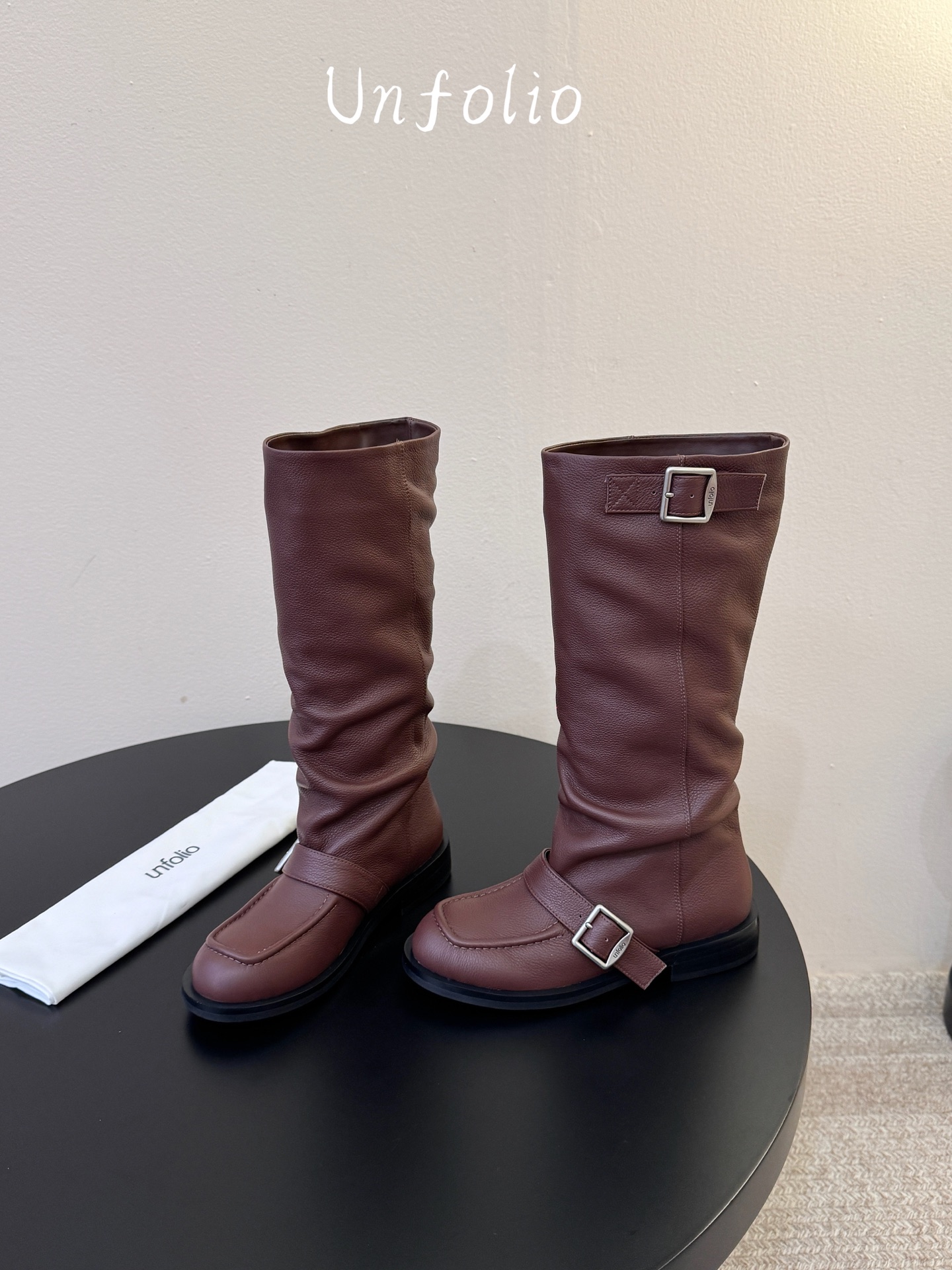 Unfoli*  𝟐𝟔𝐀𝐖秋冬新品 搭扣堆褶长靴｜松弛复古奔赴旷野氛围感 西部随性气质揉进靴筒轮廓 每一步都带着随性不羁