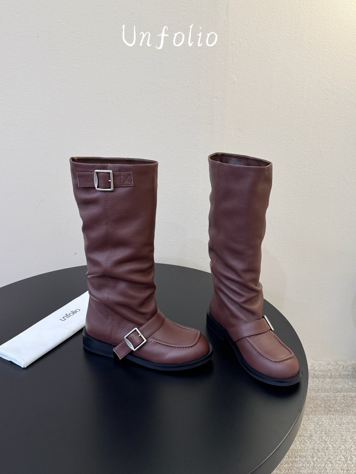 Unfoli*  𝟐𝟔𝐀𝐖秋冬新品 搭扣堆褶长靴｜松弛复古奔赴旷野氛围感 西部随性气质揉进靴筒轮廓 每一步都带着随性不羁