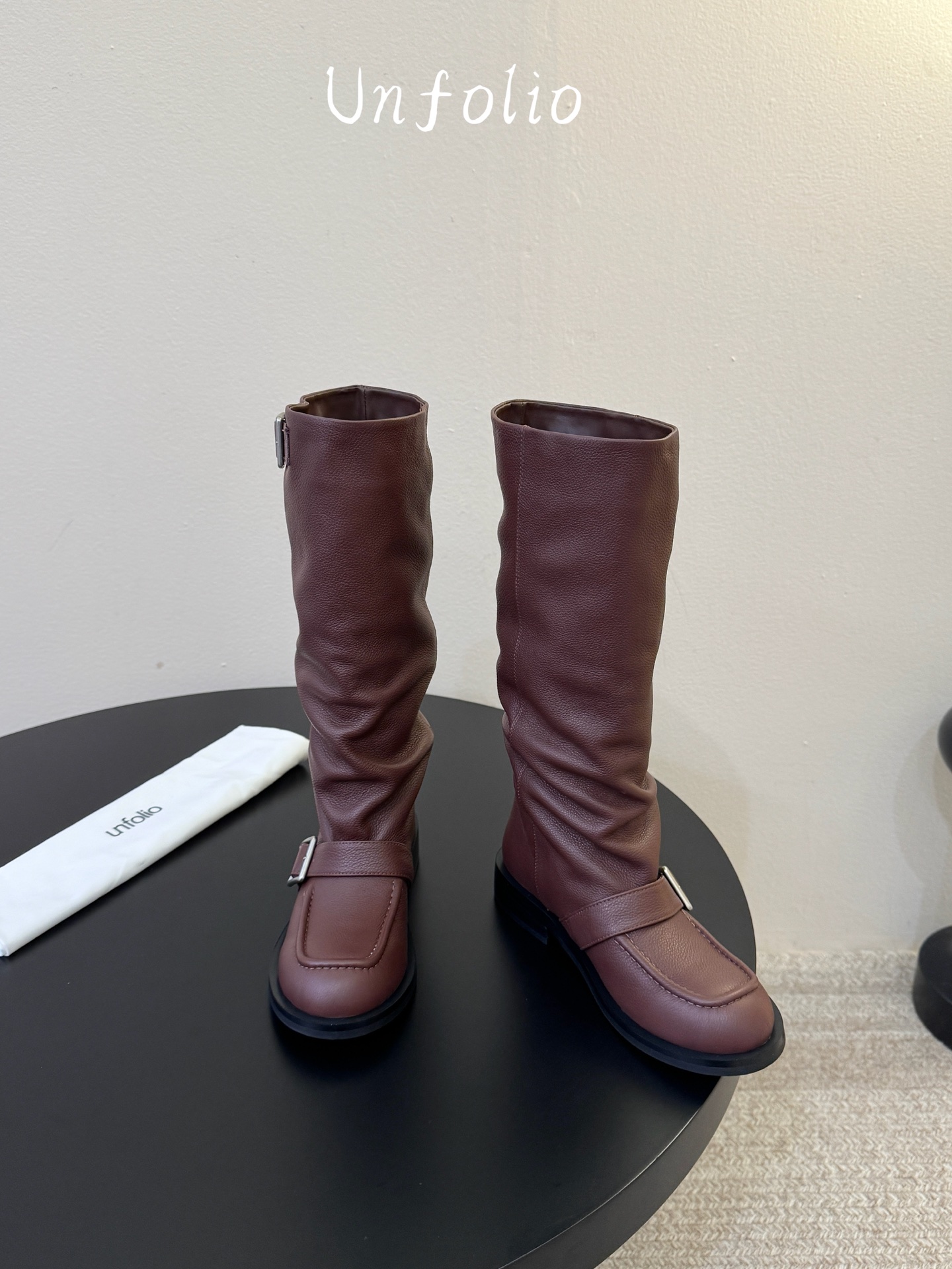 Unfoli*  𝟐𝟔𝐀𝐖秋冬新品 搭扣堆褶长靴｜松弛复古奔赴旷野氛围感 西部随性气质揉进靴筒轮廓 每一步都带着随性不羁