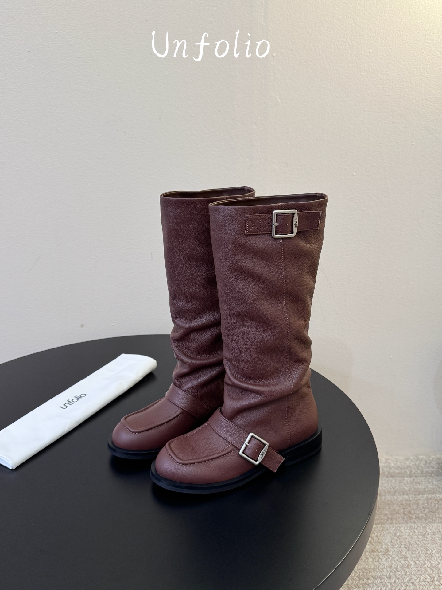 Unfoli*  𝟐𝟔𝐀𝐖秋冬新品 搭扣堆褶长靴｜松弛复古奔赴旷野氛围感 西部随性气质揉进靴筒轮廓 每一步都带着随性不羁