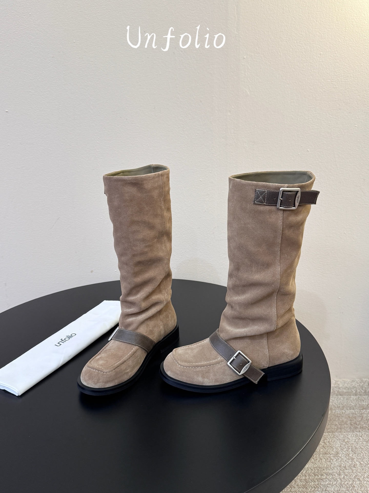 Unfoli*  𝟐𝟔𝐀𝐖秋冬新品 搭扣堆褶长靴｜松弛复古奔赴旷野氛围感 西部随性气质揉进靴筒轮廓 每一步都带着随性不羁