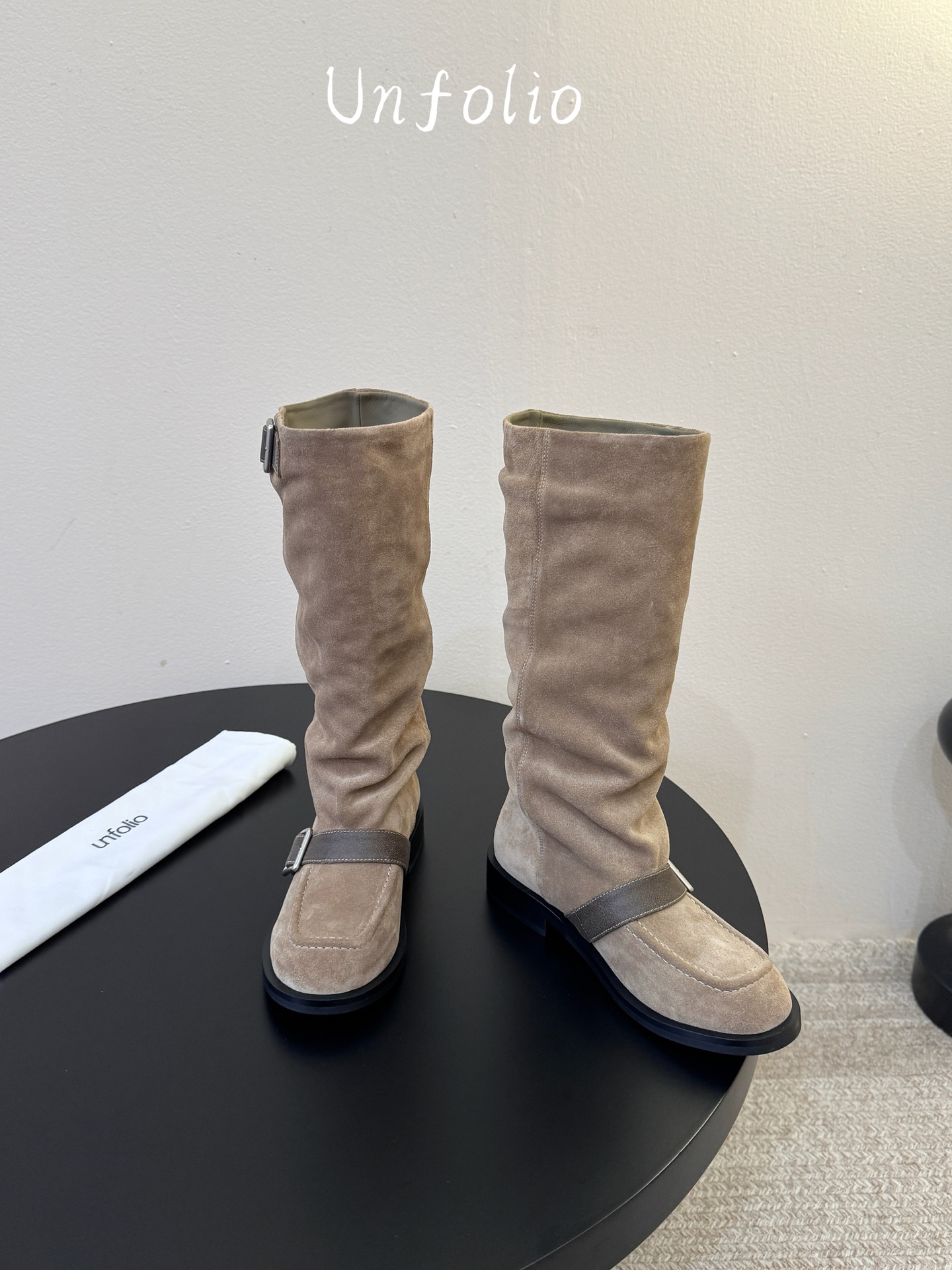 Unfoli*  𝟐𝟔𝐀𝐖秋冬新品 搭扣堆褶长靴｜松弛复古奔赴旷野氛围感 西部随性气质揉进靴筒轮廓 每一步都带着随性不羁