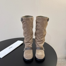 Unfoli* 𝟐𝟔𝐀𝐖秋冬新品 搭扣堆褶长靴|松弛复古奔赴旷野氛围感 西部随性气质揉进靴筒轮廓 每一步都带着随性不羁 Unfoli* 𝟐𝟔𝐀𝐖秋冬新品 搭扣堆褶长靴|松弛复古奔赴旷野氛围感 西部随性气质揉进靴筒轮廓 每一步都带着随性不羁