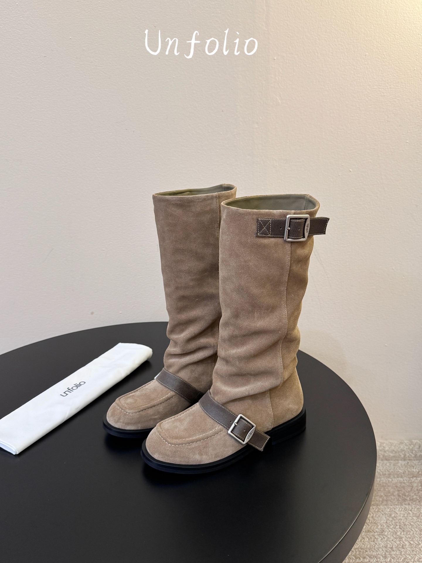 Unfoli*  𝟐𝟔𝐀𝐖秋冬新品 搭扣堆褶长靴｜松弛复古奔赴旷野氛围感 西部随性气质揉进靴筒轮廓 每一步都带着随性不羁
