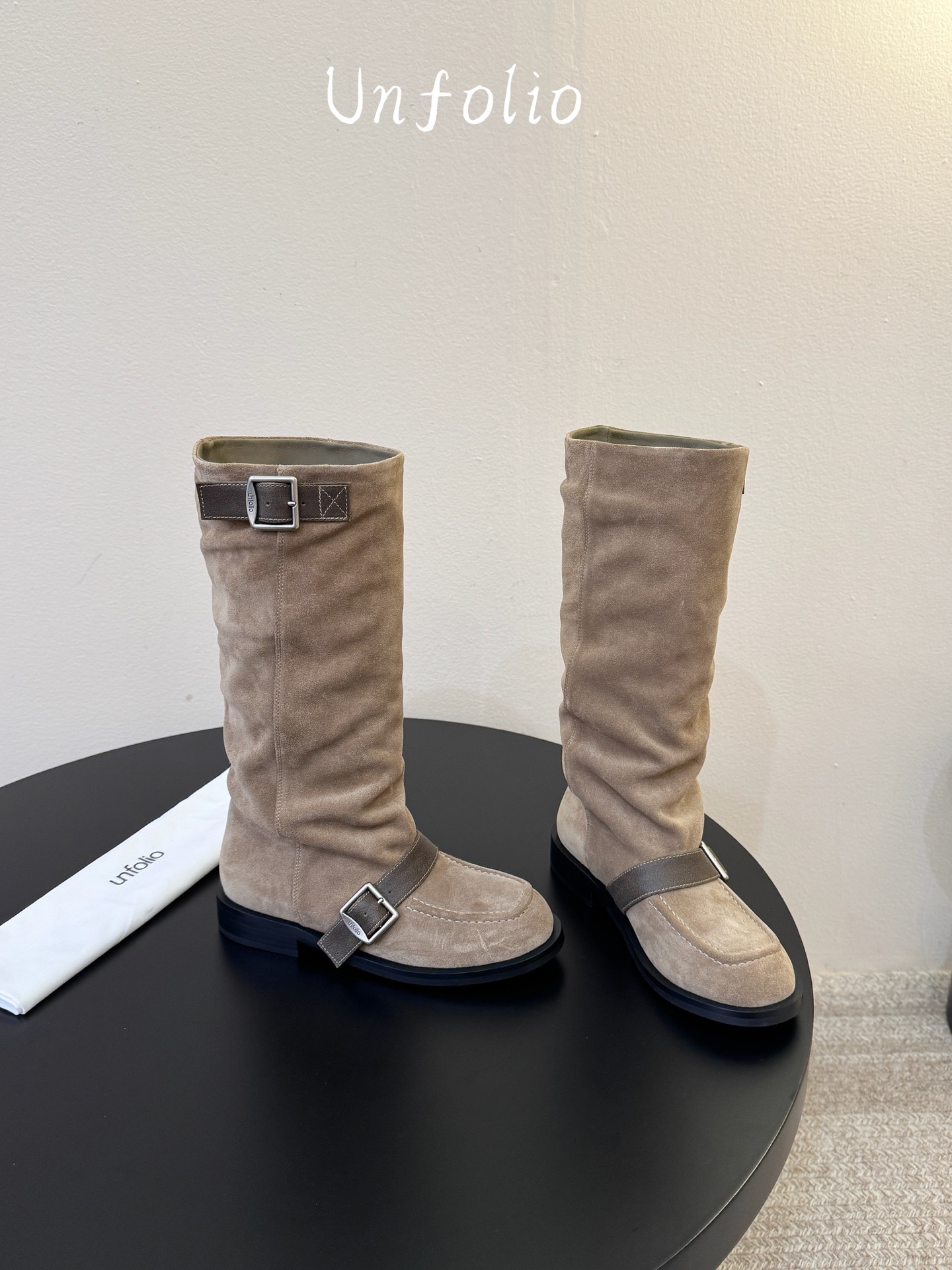Unfoli*  𝟐𝟔𝐀𝐖秋冬新品 搭扣堆褶长靴｜松弛复古奔赴旷野氛围感 西部随性气质揉进靴筒轮廓 每一步都带着随性不羁