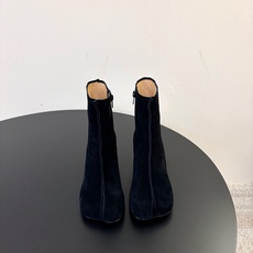 Maison Margiel*新款短靴 自带松弛复古文艺氛围感的麂皮细跟高筒靴,圆润柔和的分缝圆头鞋型,靴筒侧边高开叉设 Maison Margiel*新款短靴 自带松弛复古文艺氛围感的麂皮细跟高筒靴,圆润柔和的分缝圆头鞋型,靴筒侧边高开叉设