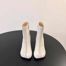 Maison Margiel*新款短靴 自带松弛复古文艺氛围感的麂皮细跟高筒靴,圆润柔和的分缝圆头鞋型,靴筒侧边高开叉设 Maison Margiel*新款短靴 自带松弛复古文艺氛围感的麂皮细跟高筒靴,圆润柔和的分缝圆头鞋型,靴筒侧边高开叉设