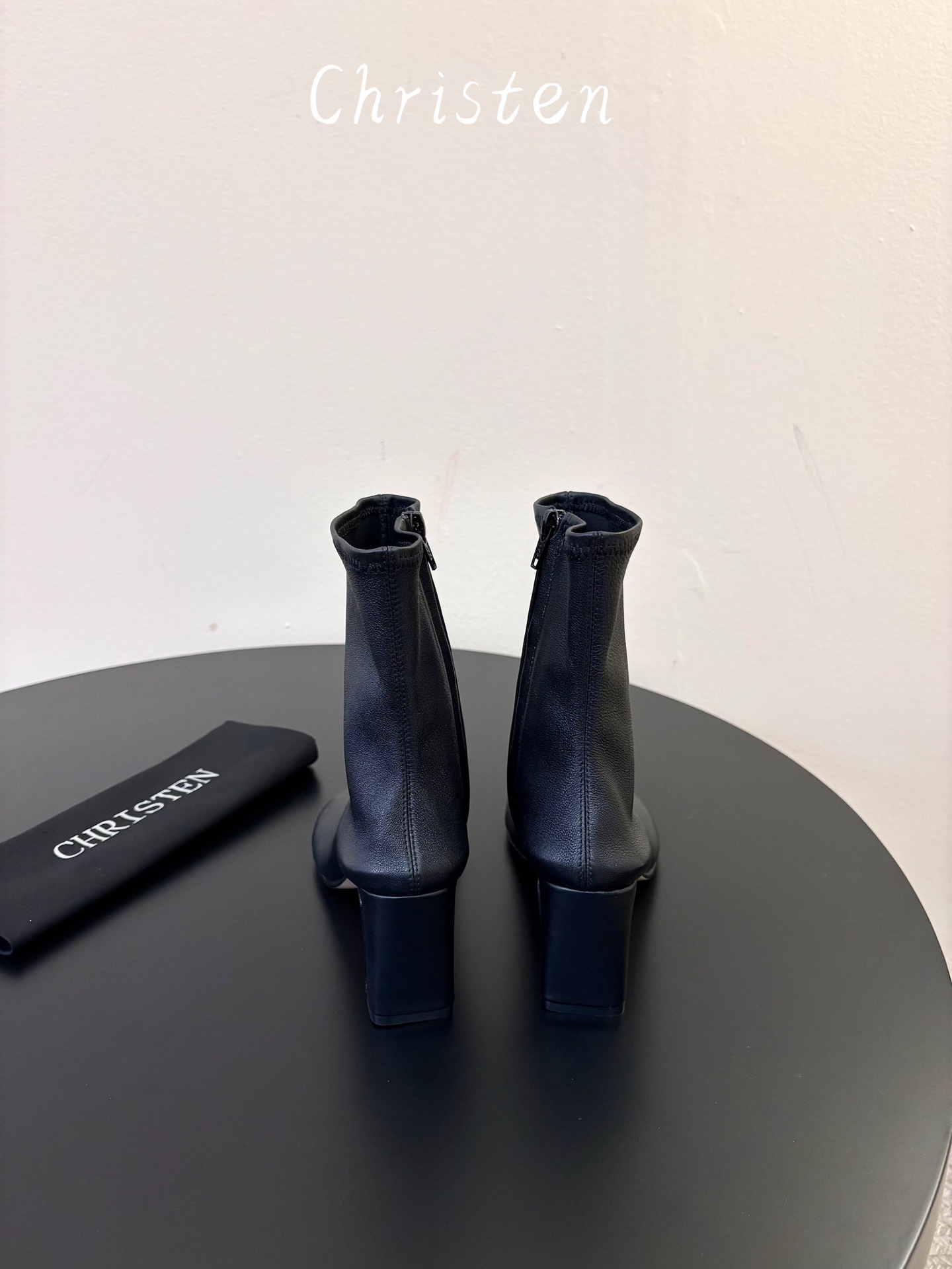 christen26ss早秋新款分趾短靴 自带清冷极简高级氛围感，个性分趾鞋型辨识度十足，利落短筒修饰脚踝轮廓，后跟搭扣