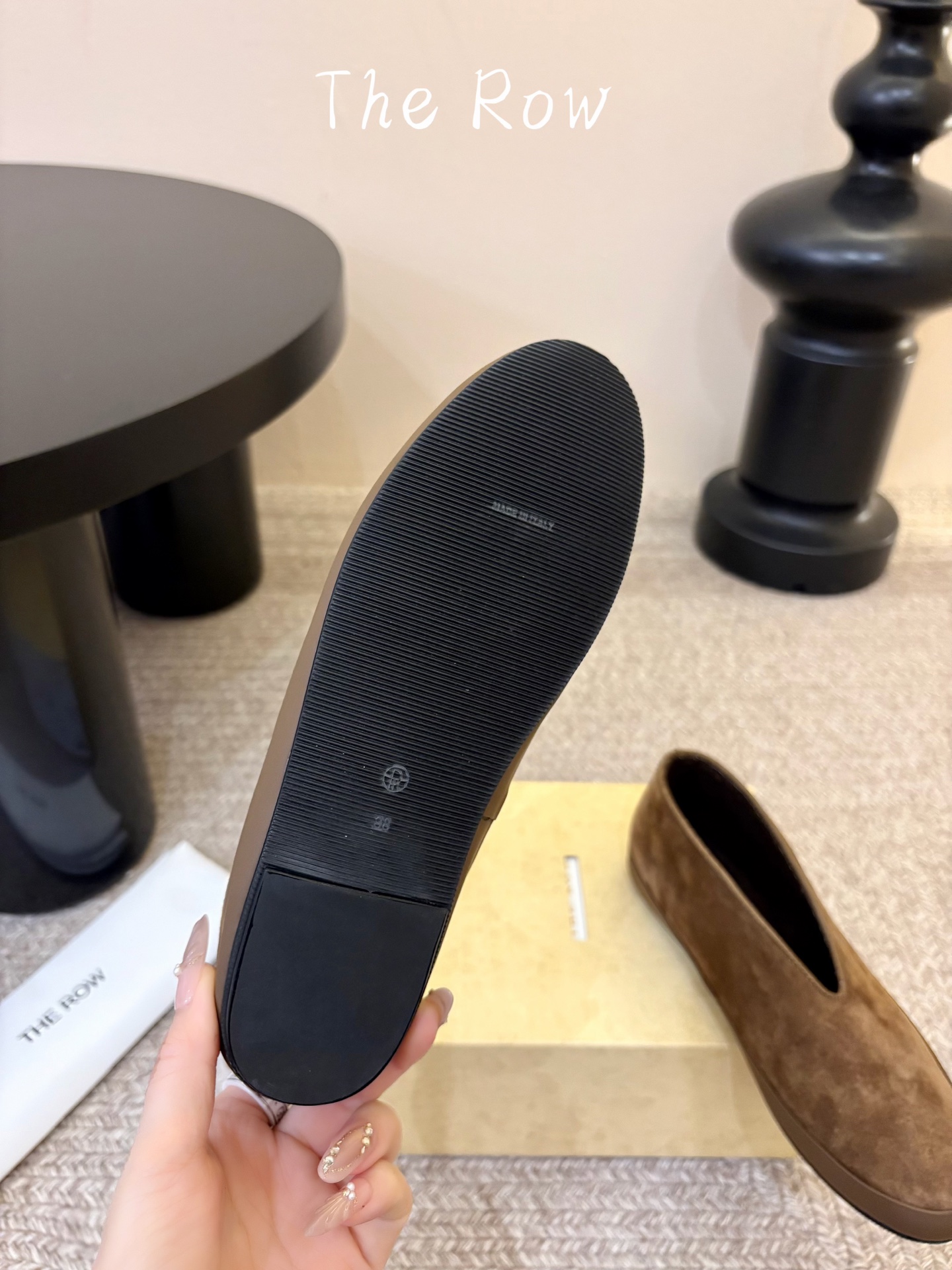 the row单鞋一定要收了它 有一丢高级又简约的感觉其实除了好看以外它的舒适度真的是好穿到舍不得脱下来啦！搭配牛仔裤 