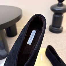 the row单鞋一定要收了它 有一丢高级又简约的感觉其实除了好看以外它的舒适度真的是好穿到舍不得脱下来啦!搭配牛仔裤 the row单鞋一定要收了它 有一丢高级又简约的感觉其实除了好看以外它的舒适度真的是好穿到舍不得脱下来啦!搭配牛仔裤
