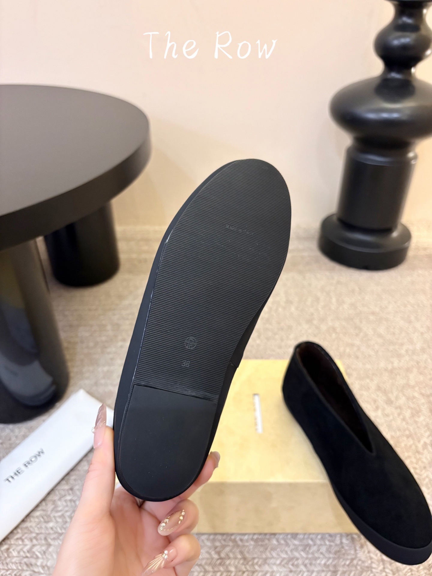 the row单鞋一定要收了它 有一丢高级又简约的感觉其实除了好看以外它的舒适度真的是好穿到舍不得脱下来啦!搭配牛仔裤 the row单鞋一定要收了它 有一丢高级又简约的感觉其实除了好看以外它的舒适度真的是好穿到舍不得脱下来啦!搭配牛仔裤