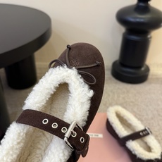 miumiu秋冬新款玛丽珍芭蕾舞鞋进口羊毛雪地靴棉鞋单鞋 简约造型,超轻原版开模鞋底,脚感妥妥满分 好穿好搭, 鞋面:进 miumiu秋冬新款玛丽珍芭蕾舞鞋进口羊毛雪地靴棉鞋单鞋 简约造型,超轻原版开模鞋底,脚感妥妥满分 好穿好搭, 鞋面:进