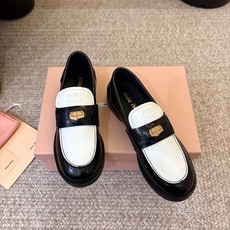 Miu Miu缪缪最新款复古金币流苏乐福鞋 超多明星网红种草 复古金币标,学院风、美拉德、老钱风兼顾,自带英伦复古氛围感 Miu Miu缪缪最新款复古金币流苏乐福鞋 超多明星网红种草 复古金币标,学院风、美拉德、老钱风兼顾,自带英伦复古氛围感