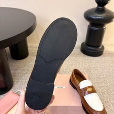 Miu Miu缪缪最新款复古金币流苏乐福鞋 超多明星网红种草 复古金币标,学院风、美拉德、老钱风兼顾,自带英伦复古氛围感 Miu Miu缪缪最新款复古金币流苏乐福鞋 超多明星网红种草 复古金币标,学院风、美拉德、老钱风兼顾,自带英伦复古氛围感