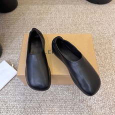 LEMAIRE新品中性复古简约乐福鞋! 方头设计确保长时间穿着的舒适性,无论是搭配休闲装还是正式场合,它都能为你的造型增 LEMAIRE新品中性复古简约乐福鞋! 方头设计确保长时间穿着的舒适性,无论是搭配休闲装还是正式场合,它都能为你的造型增