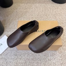 LEMAIRE新品中性复古简约乐福鞋! 方头设计确保长时间穿着的舒适性,无论是搭配休闲装还是正式场合,它都能为你的造型增 LEMAIRE新品中性复古简约乐福鞋! 方头设计确保长时间穿着的舒适性,无论是搭配休闲装还是正式场合,它都能为你的造型增