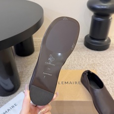 LEMAIRE新品中性复古简约乐福鞋! 方头设计确保长时间穿着的舒适性,无论是搭配休闲装还是正式场合,它都能为你的造型增 LEMAIRE新品中性复古简约乐福鞋! 方头设计确保长时间穿着的舒适性,无论是搭配休闲装还是正式场合,它都能为你的造型增