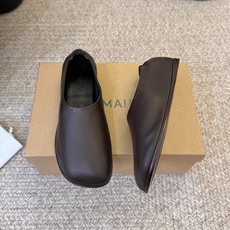 LEMAIRE新品中性复古简约乐福鞋! 方头设计确保长时间穿着的舒适性,无论是搭配休闲装还是正式场合,它都能为你的造型增 LEMAIRE新品中性复古简约乐福鞋! 方头设计确保长时间穿着的舒适性,无论是搭配休闲装还是正式场合,它都能为你的造型增