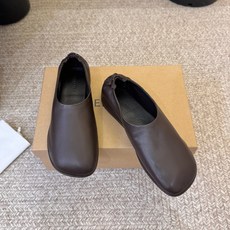 LEMAIRE新品中性复古简约乐福鞋! 方头设计确保长时间穿着的舒适性,无论是搭配休闲装还是正式场合,它都能为你的造型增 LEMAIRE新品中性复古简约乐福鞋! 方头设计确保长时间穿着的舒适性,无论是搭配休闲装还是正式场合,它都能为你的造型增