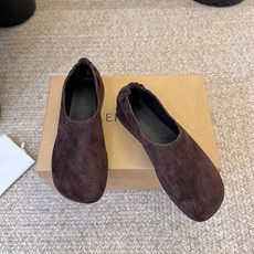 LEMAIRE新品中性复古简约乐福鞋! 方头设计确保长时间穿着的舒适性,无论是搭配休闲装还是正式场合,它都能为你的造型增 LEMAIRE新品中性复古简约乐福鞋! 方头设计确保长时间穿着的舒适性,无论是搭配休闲装还是正式场合,它都能为你的造型增