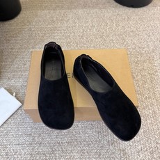 LEMAIRE新品中性复古简约乐福鞋! 方头设计确保长时间穿着的舒适性,无论是搭配休闲装还是正式场合,它都能为你的造型增 LEMAIRE新品中性复古简约乐福鞋! 方头设计确保长时间穿着的舒适性,无论是搭配休闲装还是正式场合,它都能为你的造型增