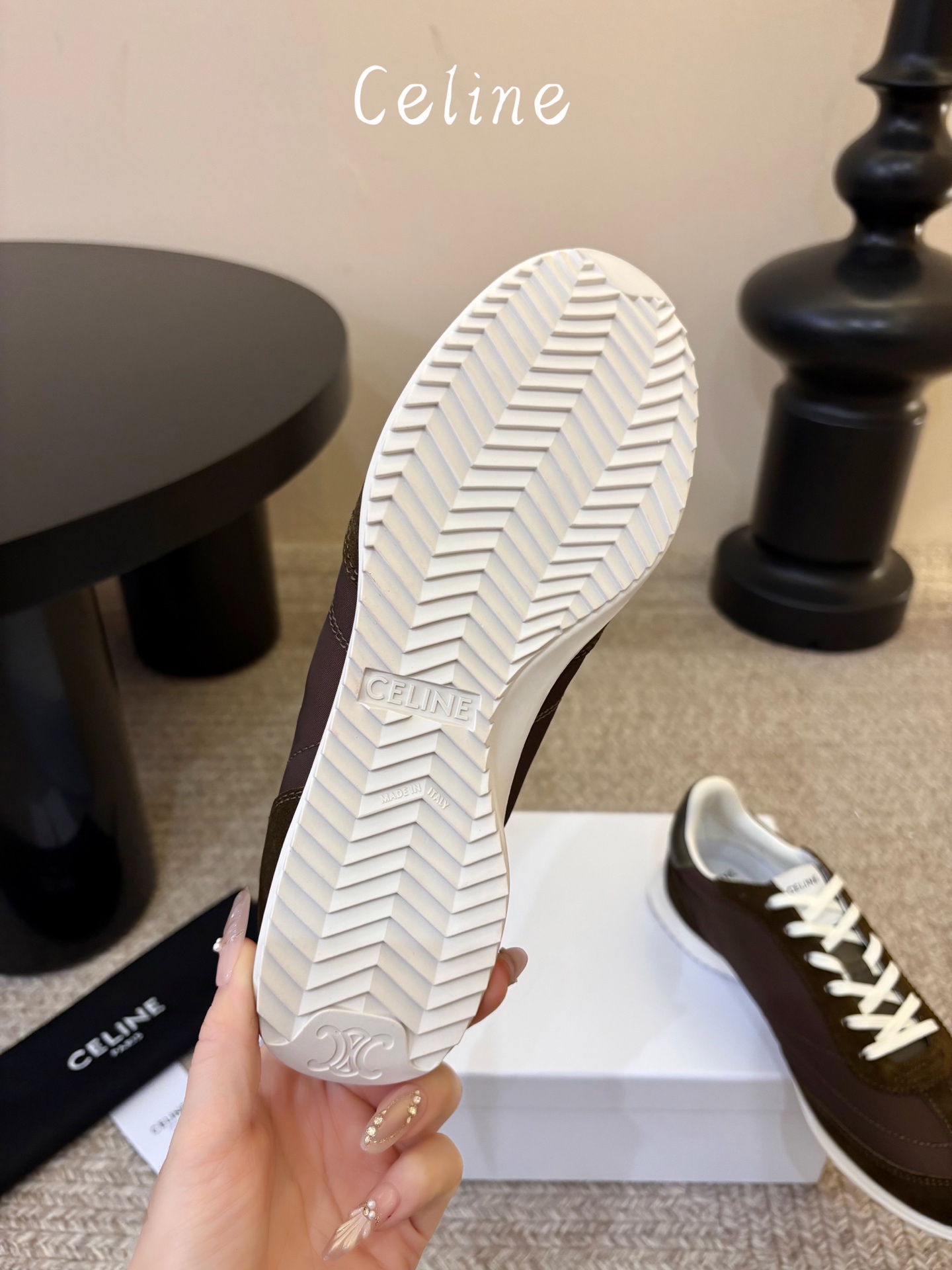 Celin*凯旋门复古运动鞋德训鞋阿甘鞋 采用经典的阿甘鞋/德训鞋轮廓,低帮流线型鞋身搭配窄鞋头,还原复古运动风潮,兼具 Celin*凯旋门复古运动鞋德训鞋阿甘鞋 采用经典的阿甘鞋/德训鞋轮廓,低帮流线型鞋身搭配窄鞋头,还原复古运动风潮,兼具