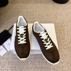 Celin*凯旋门复古运动鞋德训鞋阿甘鞋 采用经典的阿甘鞋/德训鞋轮廓,低帮流线型鞋身搭配窄鞋头,还原复古运动风潮,兼具 Celin*凯旋门复古运动鞋德训鞋阿甘鞋 采用经典的阿甘鞋/德训鞋轮廓,低帮流线型鞋身搭配窄鞋头,还原复古运动风潮,兼具