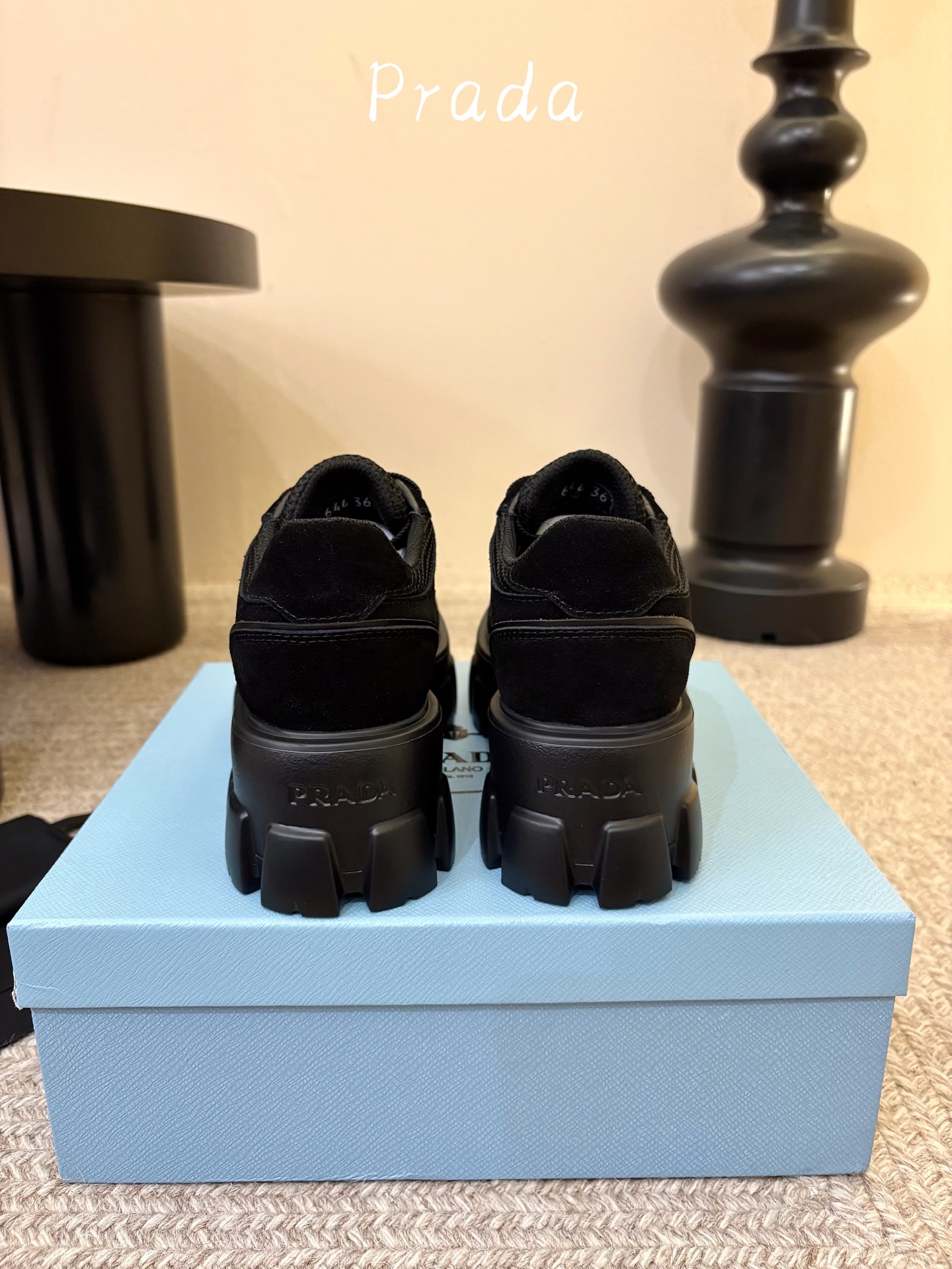 Prada 普拉达 26Fw秋季新款Monolith绒面皮革与网眼织物运动鞋超软松糕厚底系带网面休闲鞋 这款前卫新颖的运 Prada 普拉达 26Fw秋季新款Monolith绒面皮革与网眼织物运动鞋超软松糕厚底系带网面休闲鞋 这款前卫新颖的运